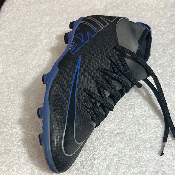 Nike Boy’s Black and Blue Soccer Athletic Shoes - Picture 5 of 8